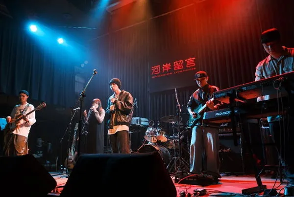 圖一:世新廣電系第30屆畢展《310》由專輯展打頭陣,8組學生樂團在西門河岸留言連演6個小時,圖為Mr.gr8cious表演。(圖/世新大學提供)