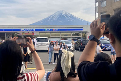 才剛架黑布擋富士山！觀光客「找到新地點了」　