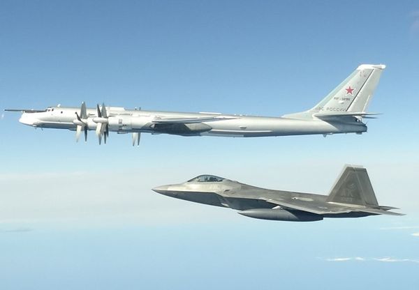 ▲▼2020年6月16日，美軍F-22在阿拉斯加防空識別區內攔截了一架俄羅斯Tu-95轟炸機。（圖／北美防空司令部）