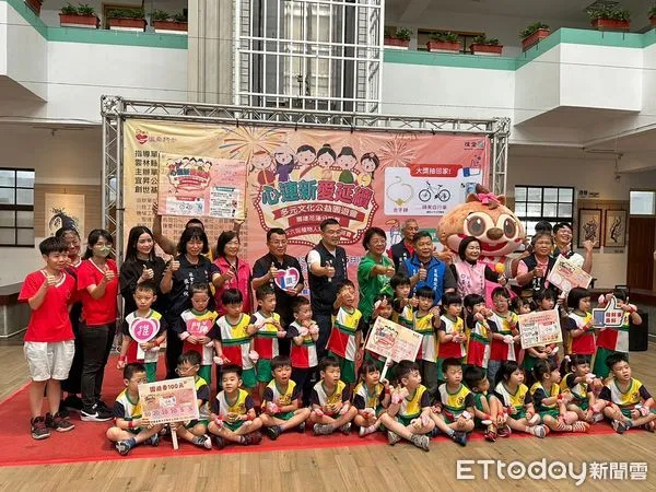 ▲斗六市公所為「心連新愛延續多元文化公益園遊會」特地召喚超大膨鼠,帶著一群小孩跳竹竿舞,玩投壺比賽宣傳。(圖/記者蔡佩旻翻攝)