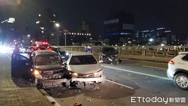 ▲台北市成美橋晚間發生3車碰撞事故。（圖／記者黃彥傑攝）