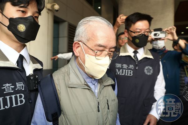 黃立雄（中）3日抵達桃園機場，台北市調查處接押，後解送北檢歸案。