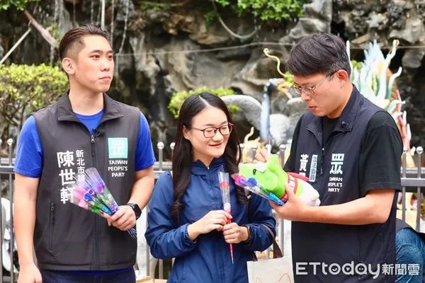 ▲▼ 黃國昌出席新北黨部歡慶母親節活動。(圖/記者黃國霖攝)