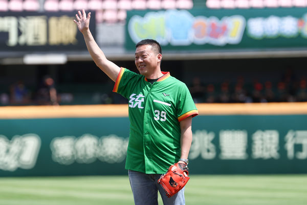 ▲統一獅隊邀請吳俊良開球。(圖/統一球團提供)