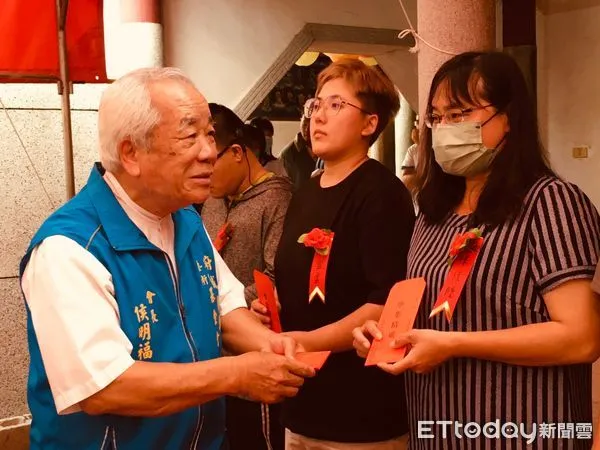 ▲台南市台疆祖廟大觀音亭暨祀典興濟宮,5日上午舉辦「清寒優秀學子獎助學金頒發典禮」,由府城觀興文化藝術基金會會長侯明福主持,共計有75名學生受獎。(圖/記者林東良翻攝,下同)