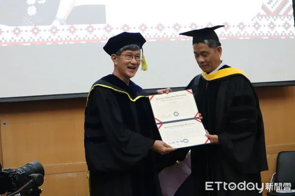 ▲為表彰虞戡平導演的專業成就與對社會的卓越貢獻,東華大學授予名譽社會科學博士學位。(圖/記者王兆麟攝,下同)