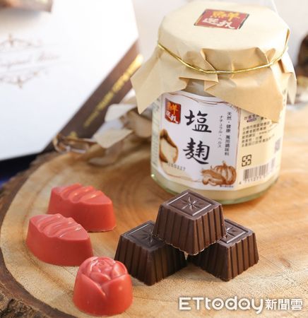 ▲台糖長榮酒店於母親佳節前,與台鹽公司攜手合作,研發全糖城市最具代表性的伴手禮「塩麴巧克力」。(圖/記者林東良翻攝,下同)