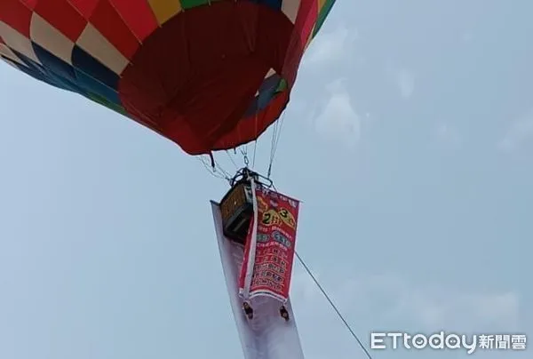 ▲草屯警方結合草屯商工校慶,於熱氣球上懸掛反詐、婦幼宣導標語。(圖/記者高堂堯翻攝,下同)