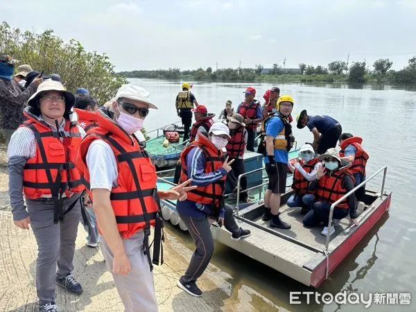 ▲台南市消防局第三救災救護大隊與佳里、西港、七股、學甲、將軍、北門等區公所於8日上午在學甲區白礁亭聯合辦理管膠筏操作教育訓練,以利災害應變。(圖/記者林東良翻攝,下同)