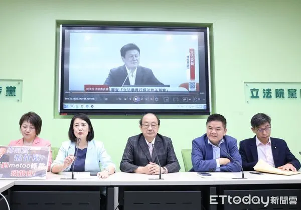 ▲▼民進黨團召開 傅總召拍桌 國會天搖地動 記者會 播放傅崑萁在司法法制委員會拍桌畫面。(圖/記者屠惠剛攝)