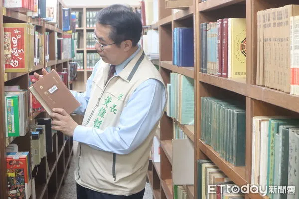 ▲「台南研究資料館」8日於台南市立圖書館公園總館正式成立,由市長黃偉哲主持揭牌儀式。(圖/記者林東良翻攝,下同)
