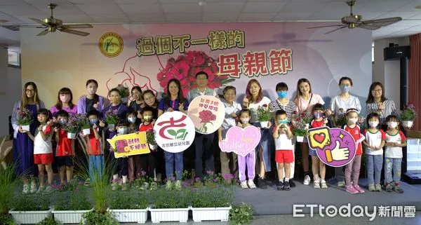 ▲為讓新品種「仲夏瓔珞」可做為母親節花的新選擇,也讓夏季切花市場有更多樣性的花卉品項,農試所舉辦石竹「台農3號-仲夏瓔珞」新品種發表會。(圖/記者蔡佩旻翻攝)