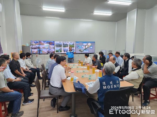 ▲環境部長薛富盛8日南下視察,期許全國規模最大的畜牧糞尿集中處理廠啟用後,成為全台畜牧污染轉廢為能標竿。(圖/記者林東良翻攝,下同)