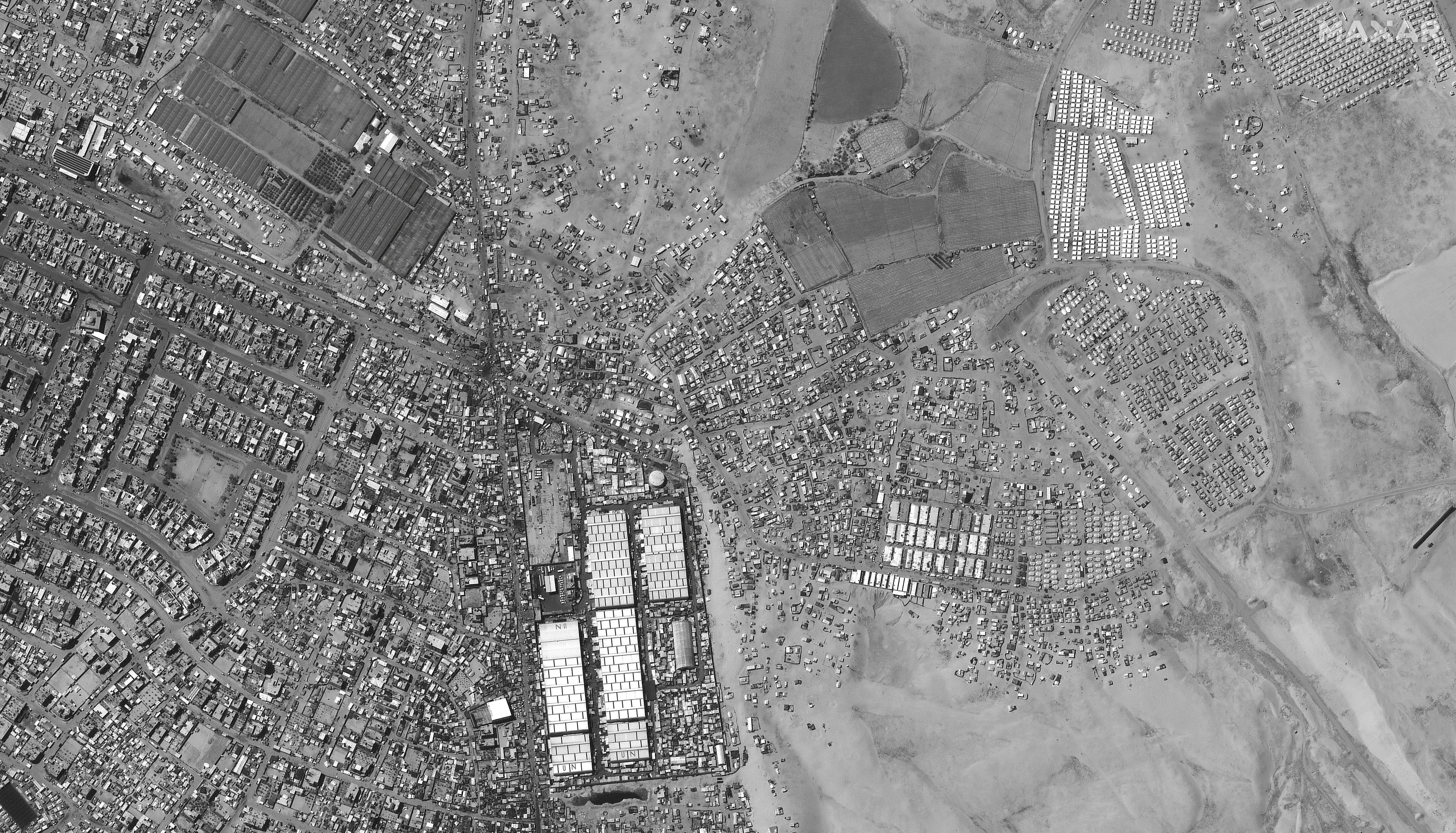 ▲▼ 加薩南部城市拉法過境點5月7日黑白衛星影像。（圖／路透）