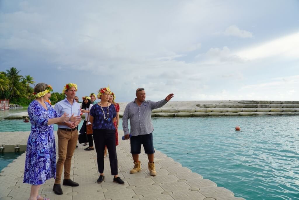 ▲澳洲外交部長黃英賢（前右2）訪吐瓦魯，8日表示將提供金援協助打造海底電纜及填海計畫。（圖／X／SenatorWong）