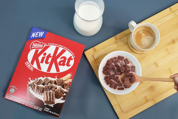 巧克力控最愛！用KitKat當早餐太夢幻　可口可樂上有漫威英雄