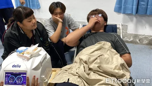 ▲同學實際體驗分娩過程的陣痛感受。(圖/記者楊漢聲翻攝)