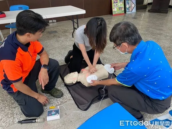 ▲台南市消防局第七大隊中正分隊於9日至中西區區公所辦理「自衛消防編組及急救技能強化訓練」。(圖/記者林東良翻攝,下同)