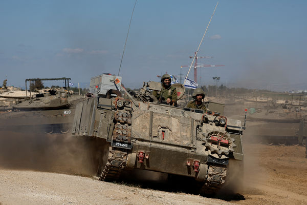 ▲▼以色列戰車在拉法外圍集結，並且朝建築密集區域的附近開火。（圖／路透）