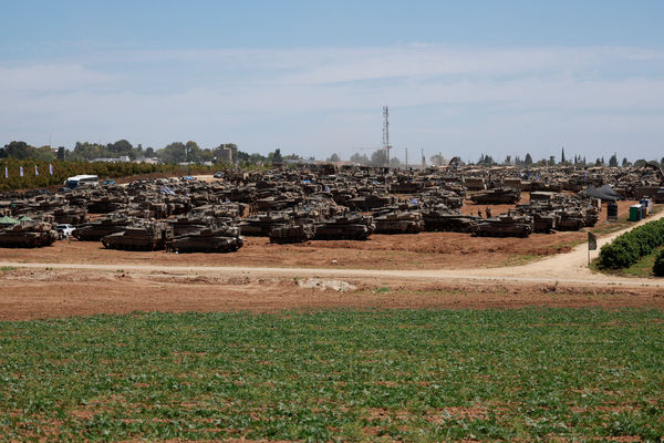 ▲▼以色列戰車在拉法外圍集結，並且朝建築密集區域的附近開火。（圖／路透）