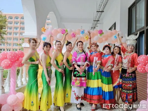 ▲歡慶母親節,移民署南區事務大隊台南市第一服務站,邀請多位新住民媽媽參與「移民新女力-感恩彩妝體驗活動」,讓平日辛苦忙碌的新住民媽媽展現自信動人的亮麗風采。(圖/記者林東良翻攝,下同)