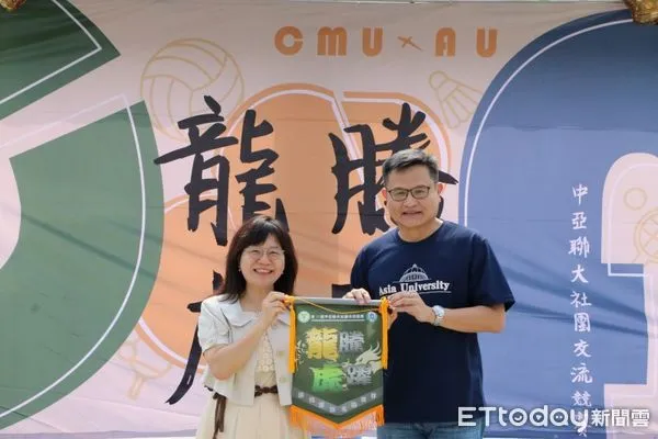 ▲▼林孟亮學務長(左)與姊妹校張少樑學務長互贈紀念品。(圖/中國醫藥大學提供,下同)