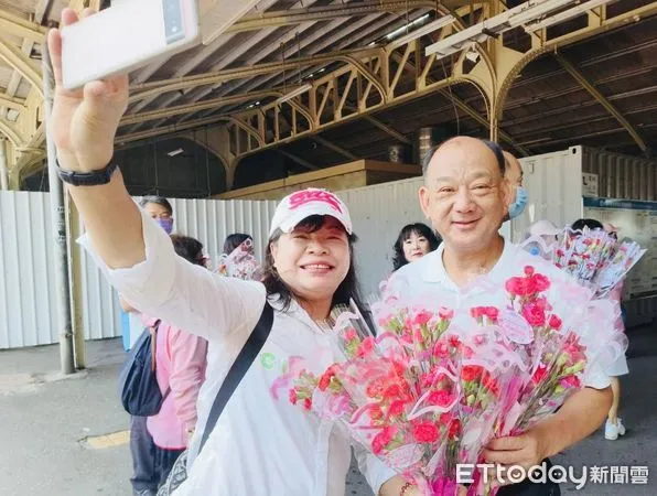 ▲為慶祝母親節,國民黨台南市黨部在台南火車站與全國22縣市黨部同步響應發送康乃馨活動,致送車站來往的旅客們一人一朵盛開的康乃馨。(圖/記者林東良翻攝,下同)