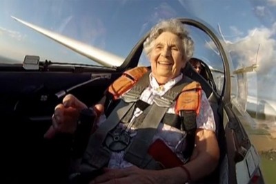 人老心不老，百歲婆婆搭特技飛機慶生
