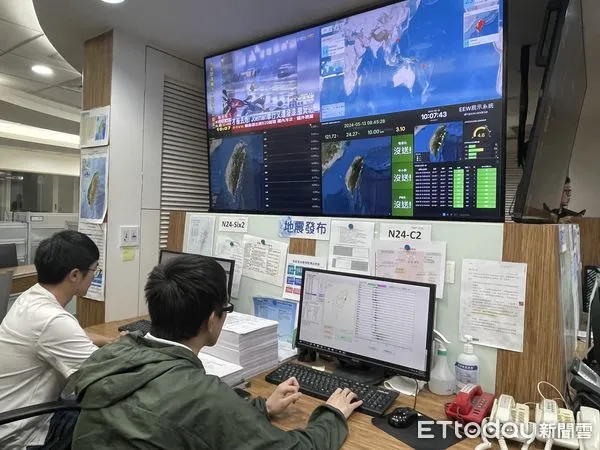 ▲▼氣象署地震測報中心每日由2人輪值上班,工時12小時。(圖/記者蔡亞樺攝)