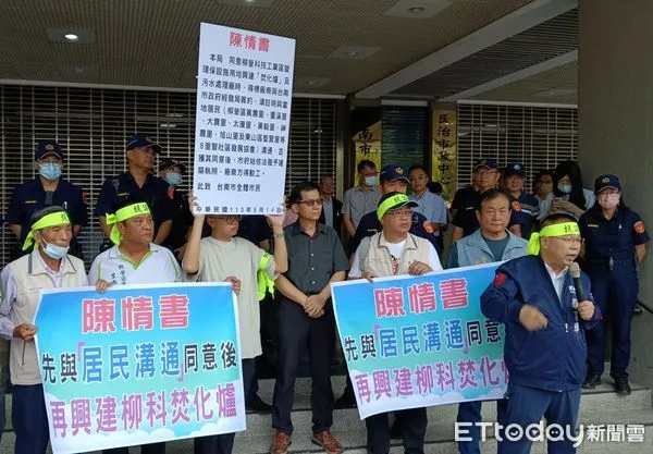▲台南市議員蔡育輝14日陪同柳營科技工業區附近里長、居民約500人,頭綁布條,前往台南市政府民治中心拉白布條、舉標語抗議。(圖/記者林東良翻攝)