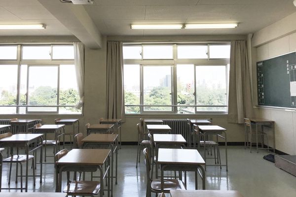 台中某高中老師在課堂失言,脫口「…真的有好好學習、肯努力的話,也不至於變成低收入戶」引起學生譁然,事後又稱「我只接受跟一個人道歉,下課來找我。」再度引火上身。(示意圖,photoAC)