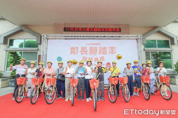 ▲屏東市公所致贈鄰長腳踏車 。(圖/記者陳崑福翻攝)