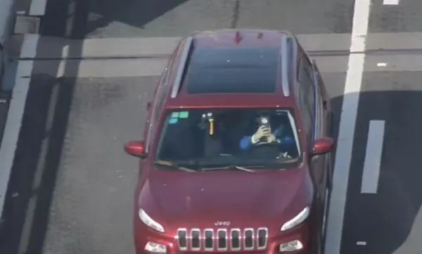 ▲▼陸交警「無人機執法」 從空中拍下多起「分心駕駛」。(圖/翻攝微博)