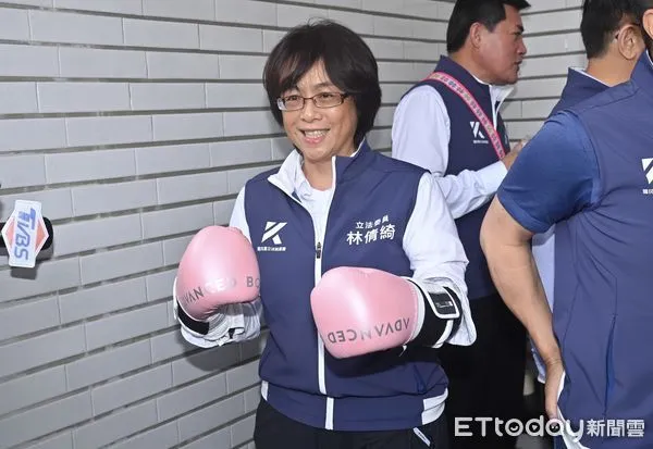 ▲▼國民黨立委林倩綺戴拳擊手套。(圖/記者李毓康攝)