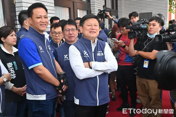 ▲▼為力拼國會改革五法三讀,國民黨團總召傅崐萁帶領黨籍立委甲級動員搶在七點送案。(圖/記者李毓康攝)