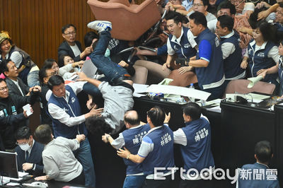 快訊／綠委搶佔主席台被藍拉下「頭著地」擔架抬走　緊急搭救護車送醫