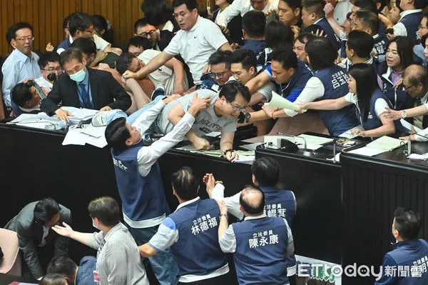 ▲▼立法院院會,朝野激烈衝突,邱志偉從主席台上被推落。(圖/記者李毓康攝)