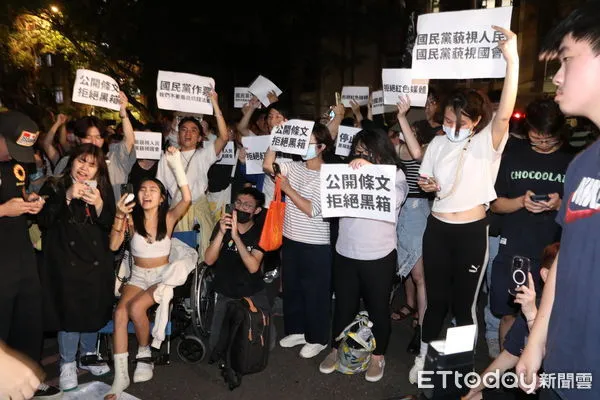 ▲▼ 立法院外學生抗議 。(圖/記者黃克翔攝)