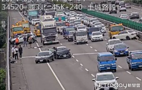 ▲▼國道3號北上5車追撞。(圖/記者陸運陞攝)