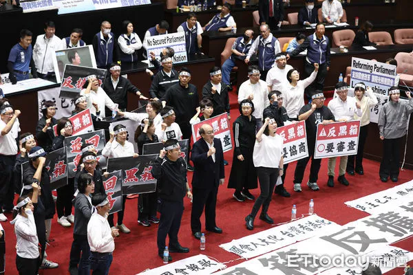 ▲民進黨黨團抗議立法院長韓國瑜「黑箱密室協商」。(圖/記者林敬旻攝)