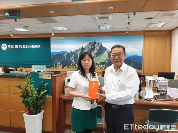▲屏東縣政府警察局局長戴台㨗至東港玉山銀行表揚機警行員 。(圖/記者陳崑福翻攝)