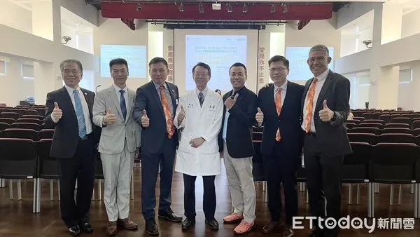 ▲東友扶輪社經暨大副教授邱顯鴻(右2)牽線,捐贈10萬美金醫療設備予埔基醫院。(圖/國立暨南國際大學提供)