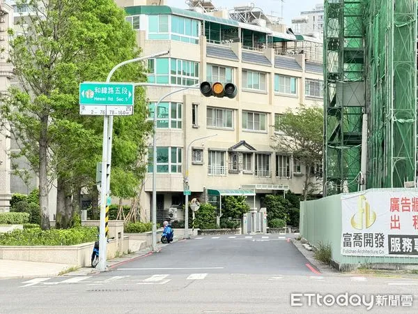 ▲穿著婚紗之男女於5月21日在和緯路5段89巷口道路上停留取景拍照,恐已違反道路交通管理處罰條例第78條,可處新台幣五百元罰鍰。(圖/示意圖,記者林東良攝)