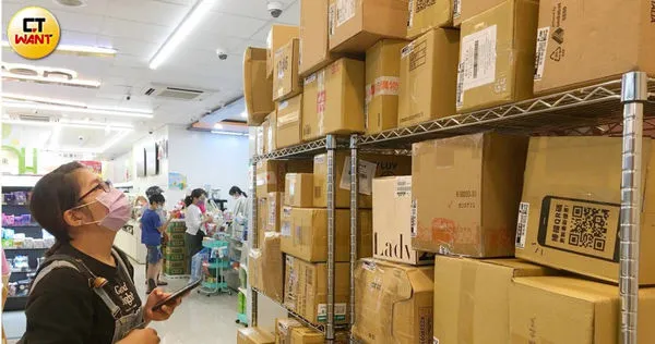 民眾跨境網購大都由快遞進口,根據財政部關務署統計,光是今年4月就有493萬6千多件快遞貨品申請通關進口,數量龐大。(圖/記者黃鵬杰攝)
