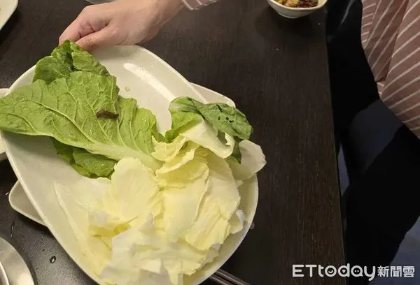 ▲錢都也出包!民眾用餐發現「蛞蝓在白菜蠕動」。(圖/取自Dcard)