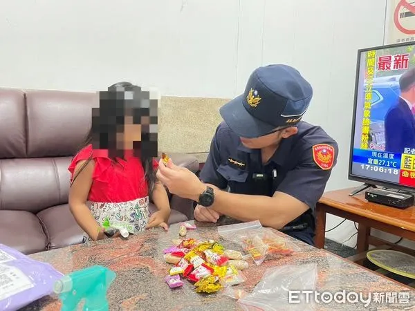 ▲里港警分局泰山派出所警員楊杏杰助童找到媽媽 。(圖/記者陳崑福翻攝)