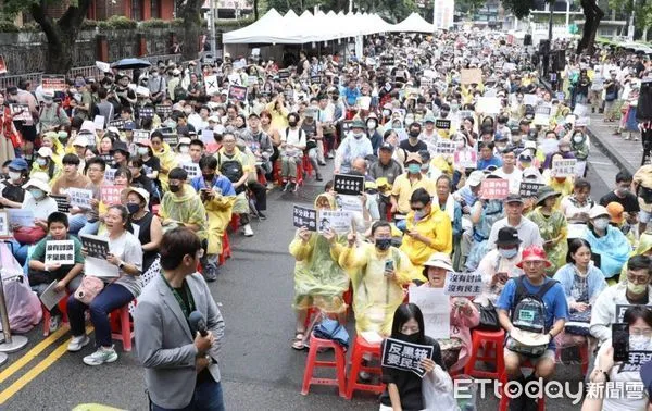 ▲▼國會改革法案5/24再闖關,立法院場外抗議宣講。(圖/記者黃克翔攝)
