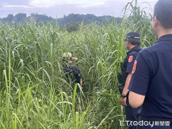 ▲1名生態工作在曾文溪畔迷路受困陷入險境,幸好警消全力搜救尋獲脫困。(圖/記者林東良翻攝,下同)