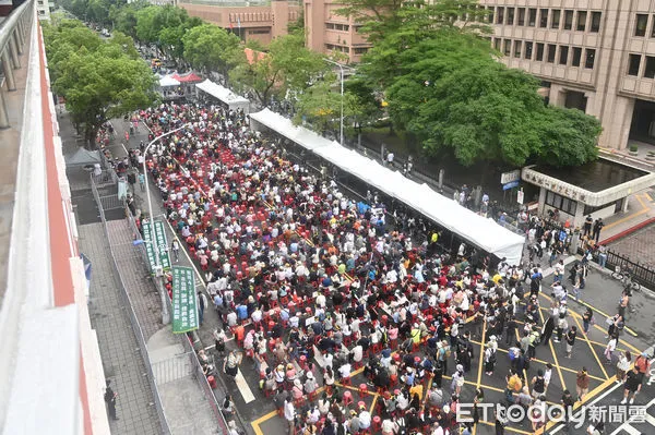 ▲▼立法院國會改革五法逐條闖關,院外聚集人潮已外溢至濟南路上。(圖/記者李毓康攝)