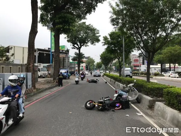 ▲▼左營車禍 。(圖/記者吳世龍翻攝)